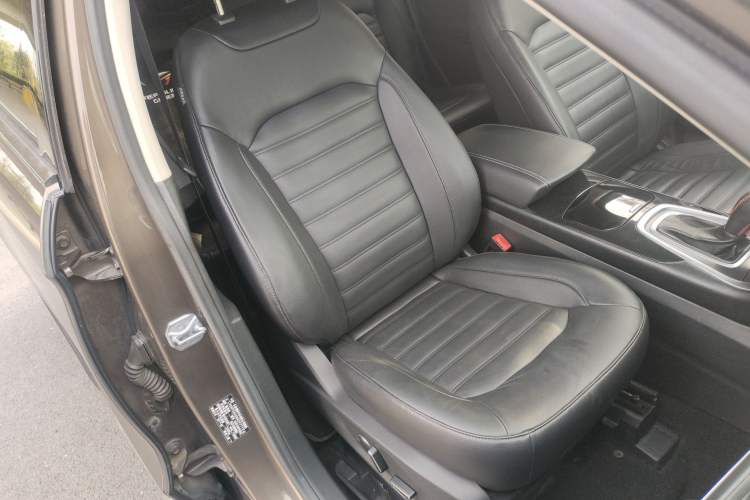 Used Ford Edge 2017 EcoBoost 245 Two-Wheel-Drive Sporty 7-Seater Right Front Seat