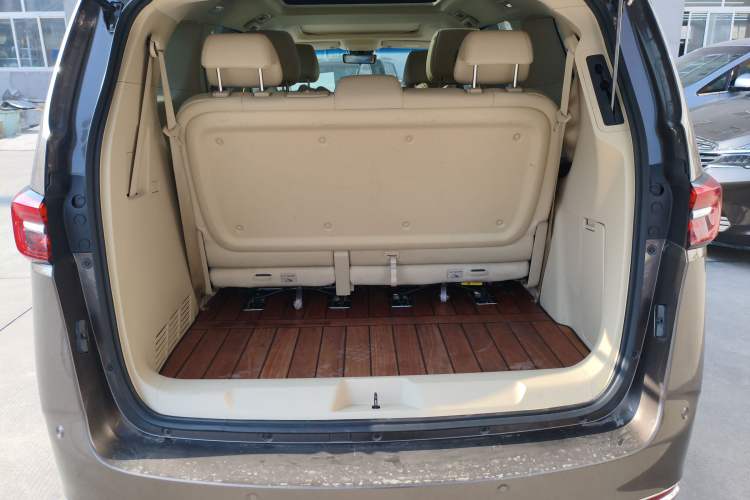 Used Buick GL8 2023 Land Executive Class Deluxe Model