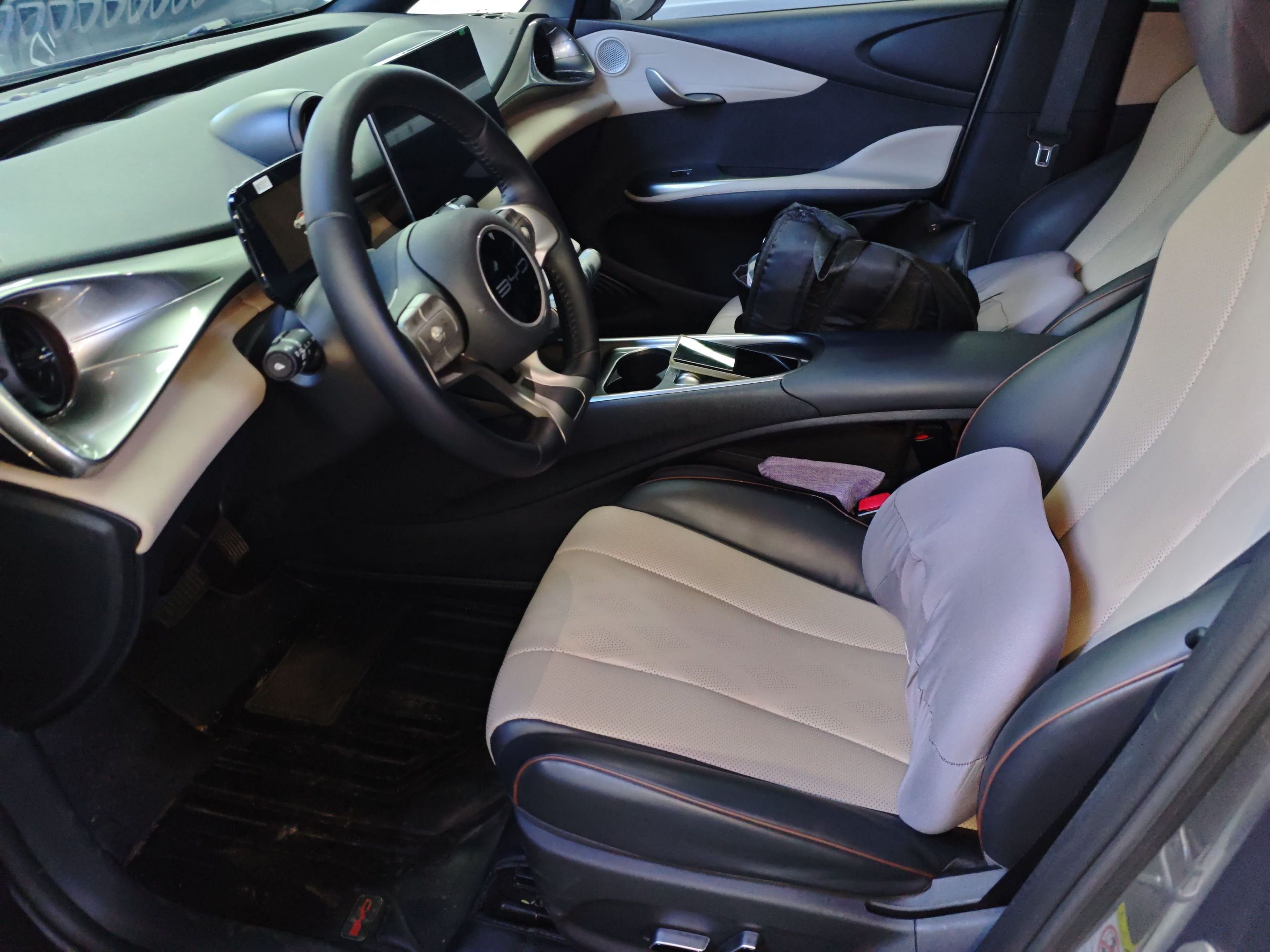 المقاعد الأمامية داخل السيارة