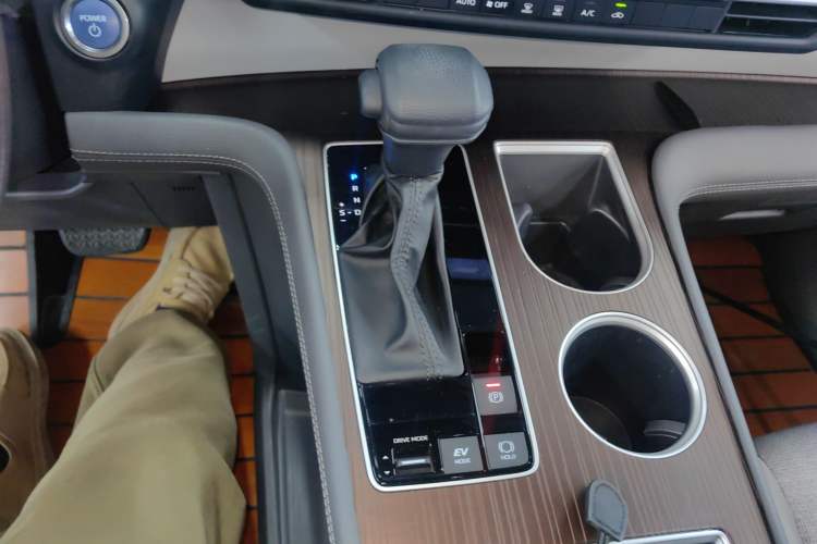 Used Toyota SIENNA 2023 2.5L Hybrid Comfort Edition Gear Lever