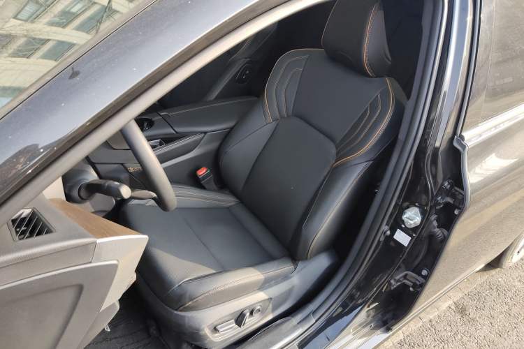 Used Toyota Avalon 2024 Dual-Motor 2.0L Luxury Edition