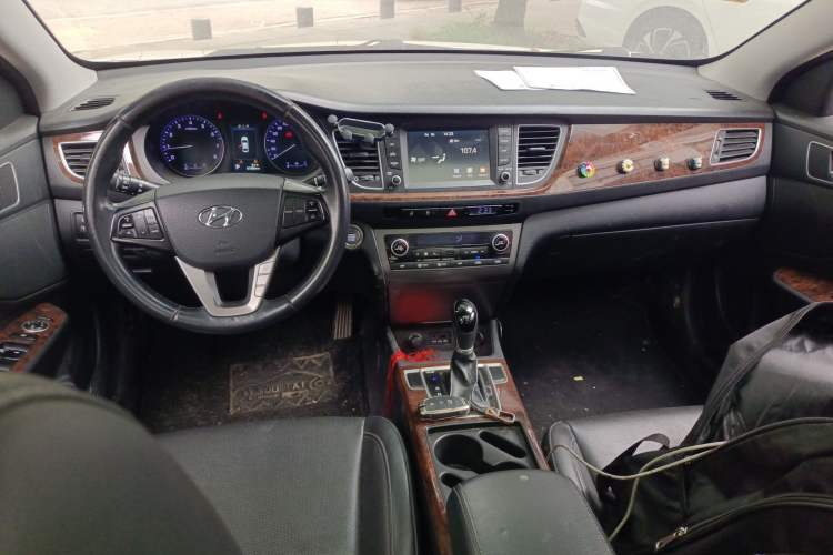 Used Hyundai Mistra 2014 1.8L Automatic Deluxe DLX Model Center Console