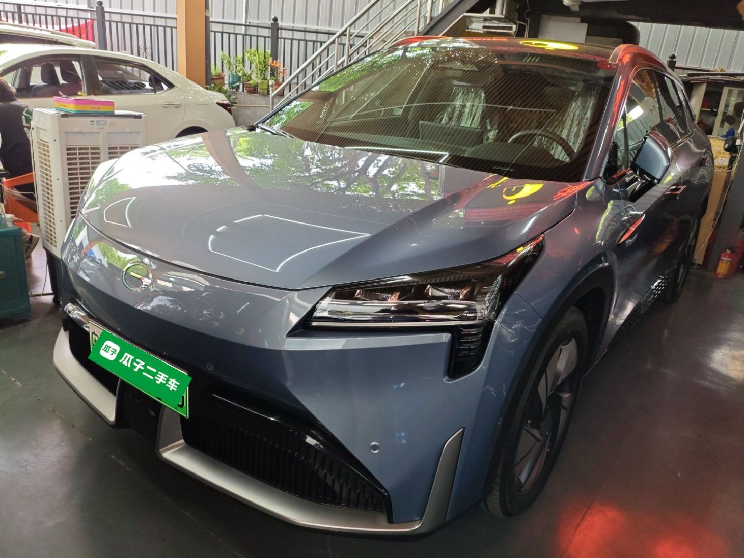 تحت مقدمة السيارة