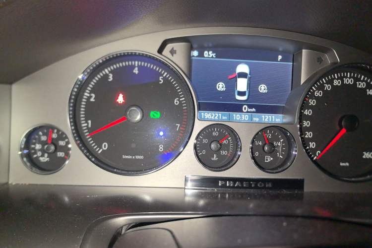 Used Volkswagen Phaeton 2011 3.6L V6 5-Seater Extended Business Edition Odometer Close Up