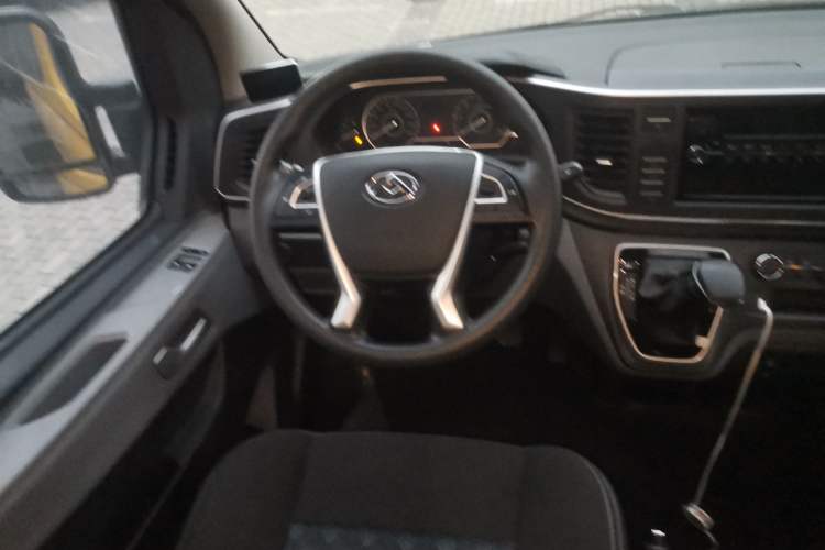 Used SAIC MAXUS Xintu V80 2021 2.0T AMT Classic Aoyuntong Short Wheelbase Ultra-Low Roof 7/8/9-Seater Steering Wheel