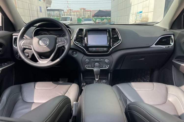 Used Jeep Cherokee 2019 2.0T Two-Wheel Drive Smart Enjoyment Version China VI
