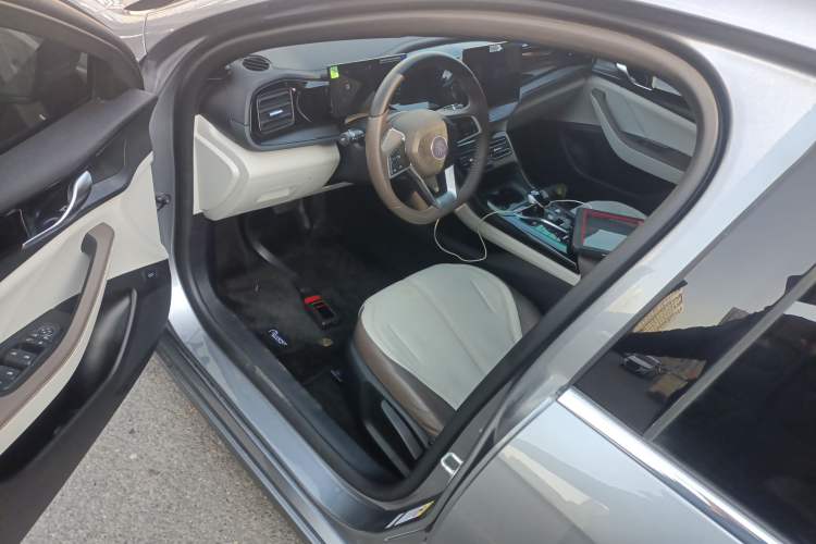 Used BYD Qin PLUS 2024 HONOR Edition DM-i 55KM Leading Model Interior 3