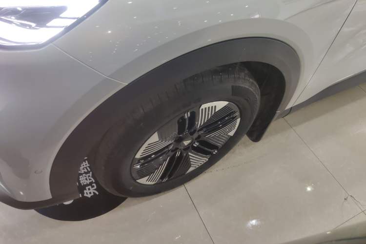 Used Deepal S05 2026 Model 520Max Pure Electric Edition Left Front Wheel Hub