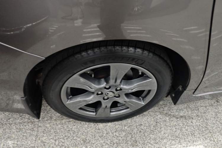 Used Toyota Sienna 2018 3.5L Two-Wheel Drive SE U.S. Specification