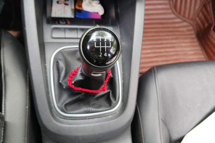 Used Volkswagen Sagitar 2014 Revised Version 1.4TSI Manual - Fashion Edition Gear Lever