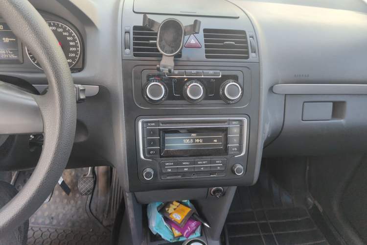 Used Volkswagen Touran 2015 1.4T Manual Fashion Edition 5-Seater Audio And AC Panel