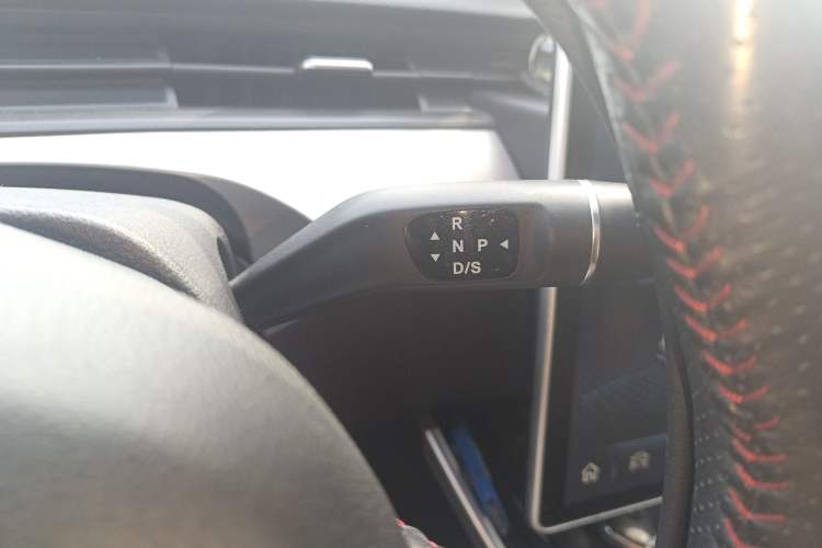 Used NETA V 2021 Long-Range Entertainment Edition Gear Lever