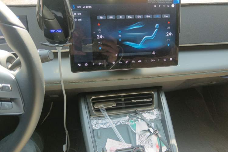 Used BYD Qin L 2025 DM-i Smart Drive 80KM Leading Model Audio And AC Panel