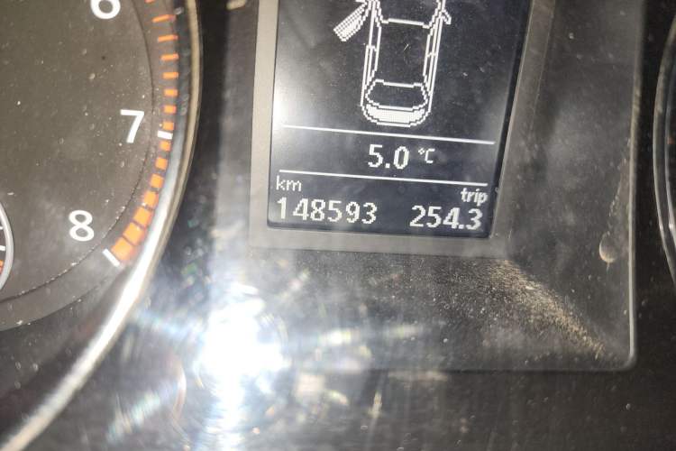 Used Volkswagen Magotan 2016 1.8TSI Smart Comfort Model Odometer Close Up