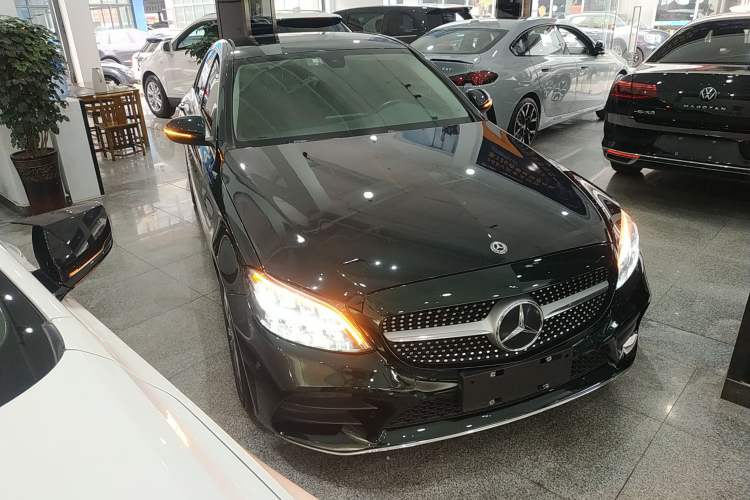 Used Mercedes-Benz C-Class 2021 C 200 L Fashion Edition Sport Version Front Right 45 Deg