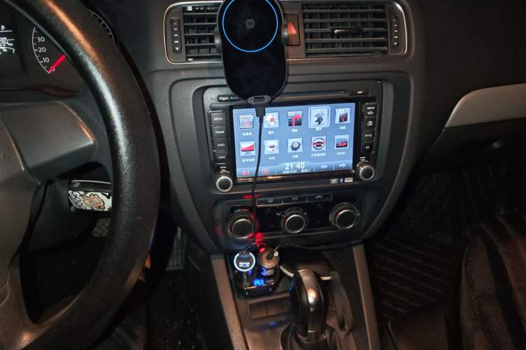 Used Volkswagen Sagitar 2012 1.6L Automatic Comfort Edition Audio And AC Panel