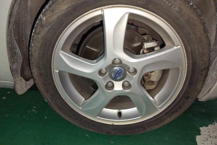 Used Volvo S60 2012 T5 Comfort Edition Right Front Wheel Hub