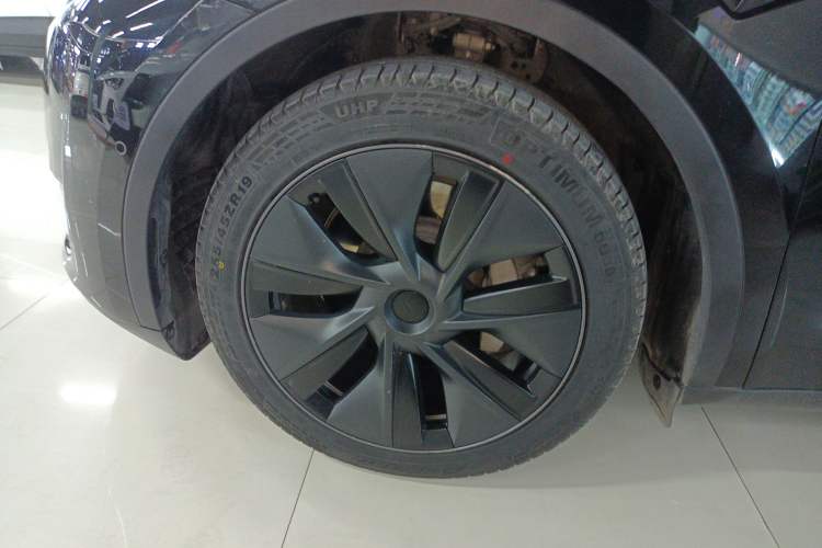 Used Tesla Model Y 2023 Long-Range All-Wheel-Drive Version