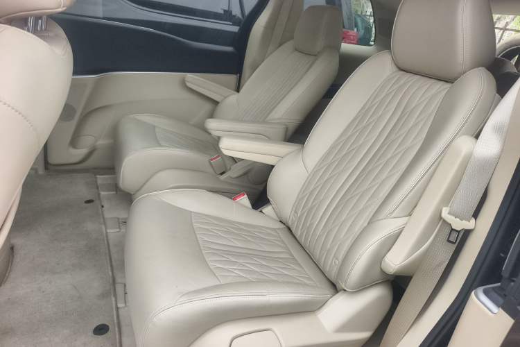 Used Buick GL8 2023 Facelifted Land Cruiser Executive Luxury Version