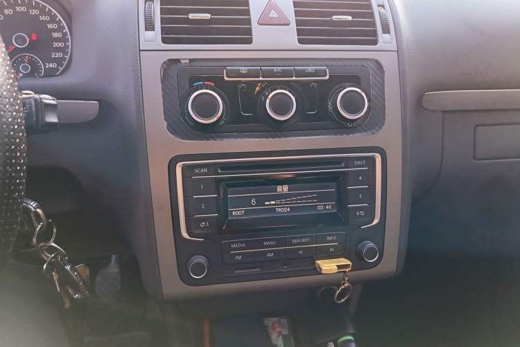 Used Volkswagen Touran 2013 1.4T Manual Comfort Edition 5-Seater Audio And AC Panel