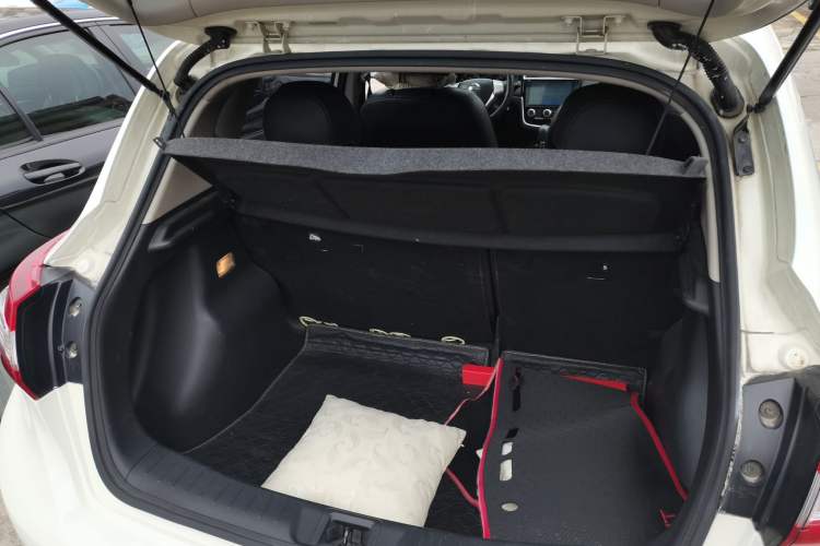 Used Nissan Tiida 2016 1.6L CVT Cool Dynamic Edition