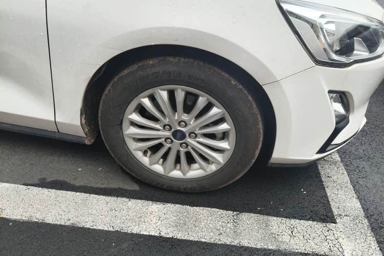 Used Ford Focus 2019 Sedan EcoBoost 180 Automatic Trend Edition Right Front Wheel Hub