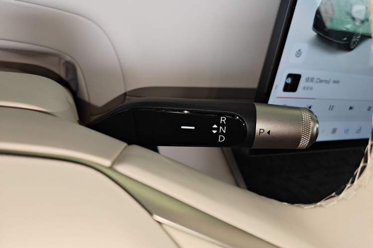 Used ONVO Luxeed L90 2025 Model—Max Six-Seater Version Gear Lever