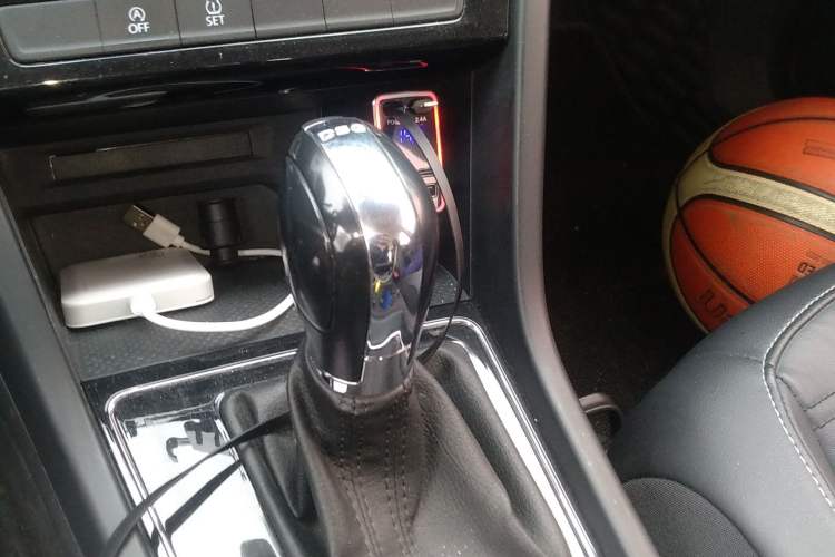 Used Volkswagen Touran 2016 Volkswagen Touran L 280TSI DSG Comfort Edition Gear Lever