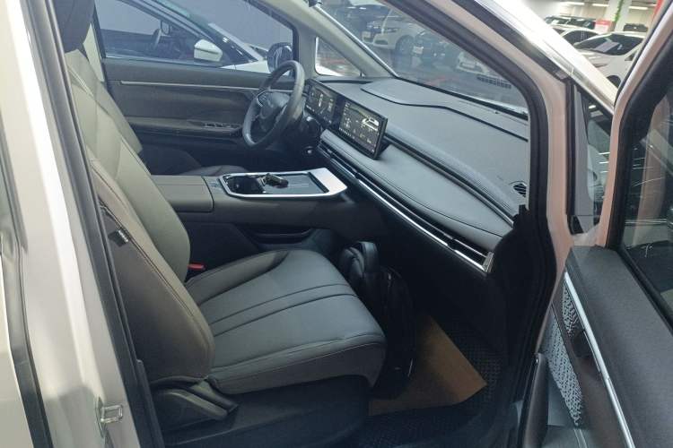 Used SAIC MAXUS G70 2024 2.0T Automatic Luxury Edition 7 Seats Right Front Seat