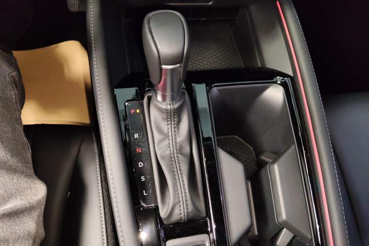 Used Honda Accord 2025 Sport Series 260TURBO Luxury Edition Gear Lever