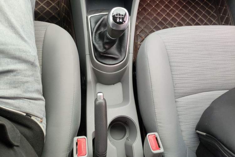 Used Hyundai Verna (older generation) 2016 1.4L Manual Smart GLS Trim Gear Lever