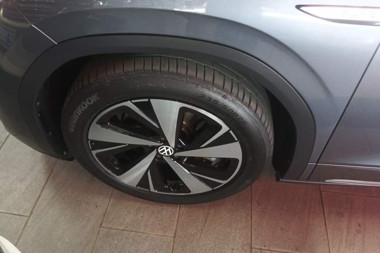 Used Volkswagen ID.6 X 2023 Pure Long-Range Version Left Front Wheel Hub