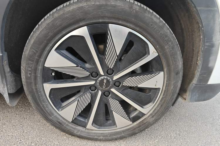 Used BYD Song PLUS New Energy 2025 EV 520km Luxury Version Right Front Wheel Hub