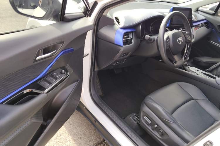 Used Toyota C-HR 2022 2.0L Leading Edition Interior 3