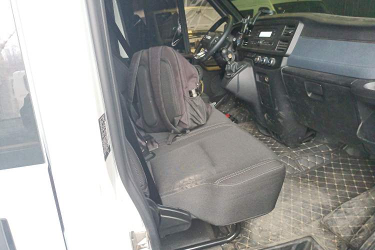 Used JMC Fushun 2025 2.0T 6MT Diesel Short-Wheelbase Mid-Roof Commercial Multi-Purpose Passenger Vehicle with 5/6 Seats