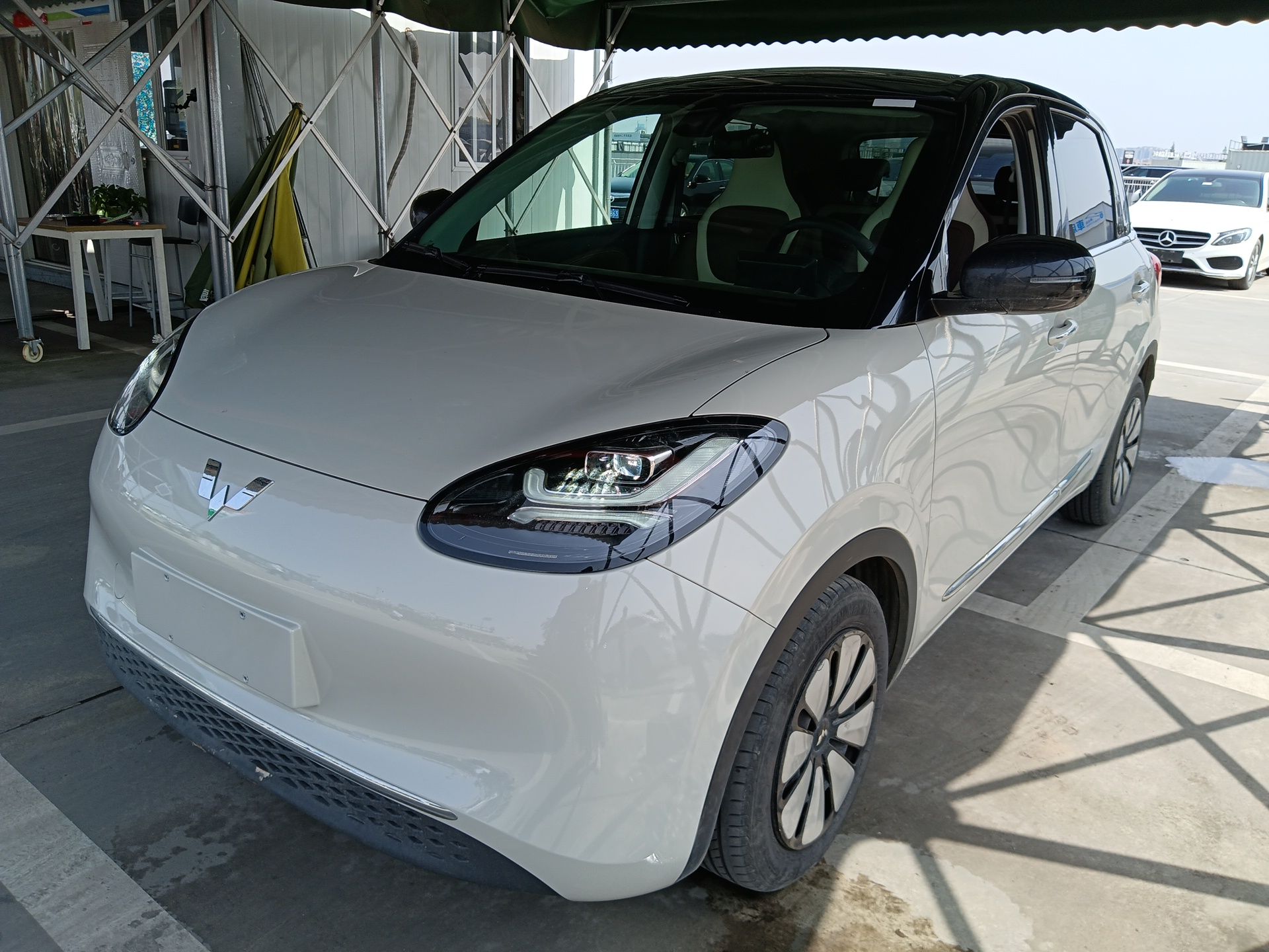 تحت مقدمة السيارة