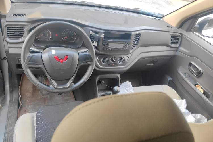 Used Wuling Hongguang V 2021 1.5L Jingqu Edition Enclosed-Window Vehicle LAR