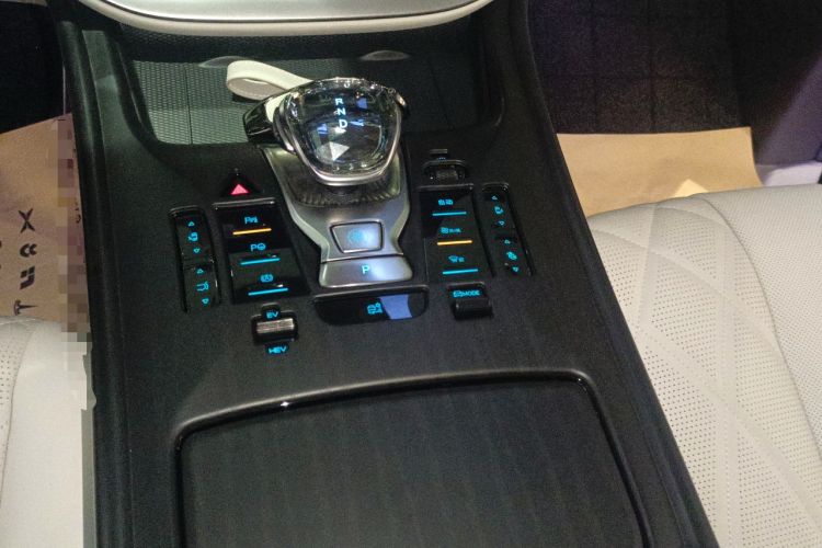 Used Denza D9 2025 DM-i Intelligent Drive 1020 Four-Wheel Drive Prestige Model