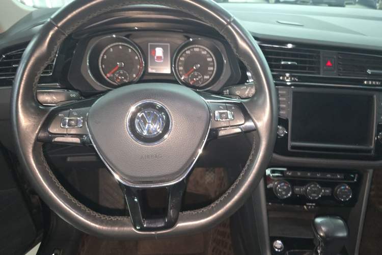 Used Volkswagen Tiguan L 2017 330TSI Automatic Two-Wheel Drive Flagship Edition Steering Wheel