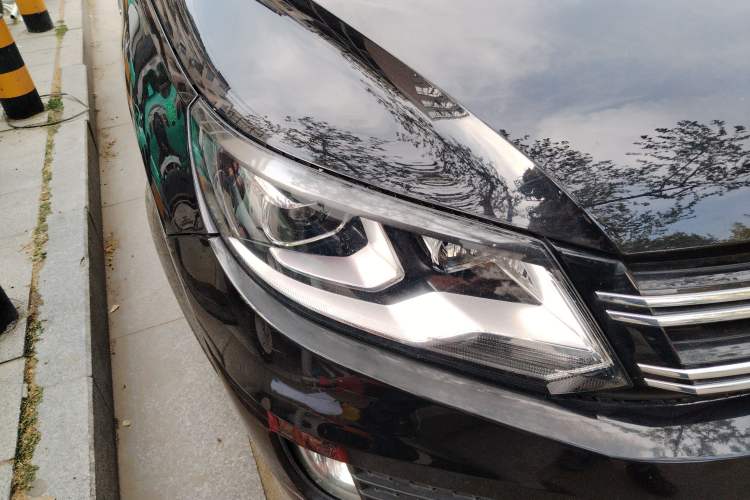 Used Volkswagen Tiguan 2016 300TSI Automatic All-Wheel Drive Luxury Edition Right Front Headlight