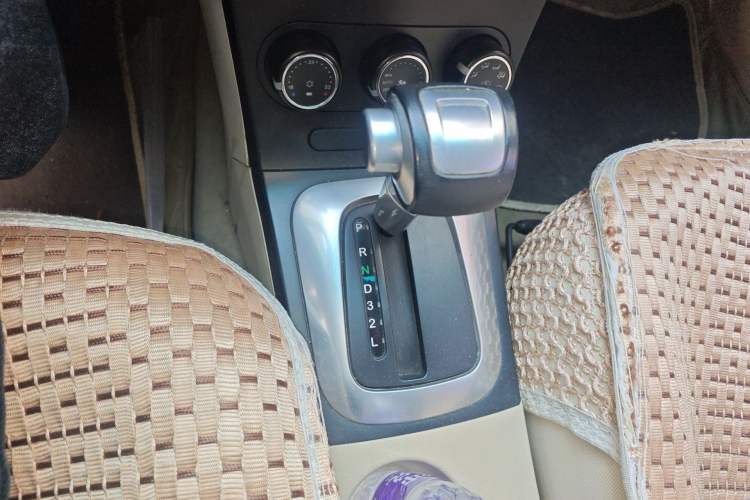 Used Lotus L5 2011 Sedan 1.6L Automatic Fashion Edition Gear Lever