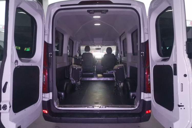 Used SAIC MAXUS Xintu V90 2022 2.0T Manual Zhiyun King Rear-Drive Long Wheelbase High-Roof with Single Rear Tire—6/7 Seats