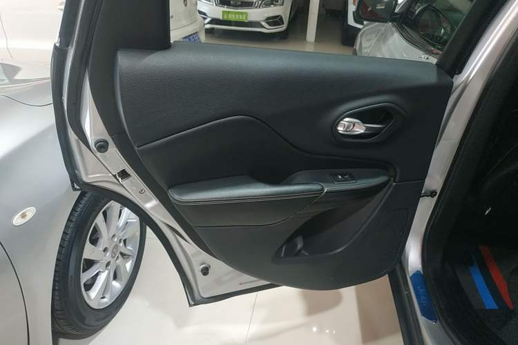 Used Jeep Cherokee 2016 2.4L Professional Smart Version