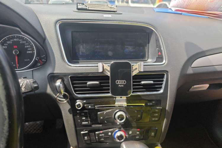 Used Audi Q5 2013 40 TFSI Ambition Audio And AC Panel