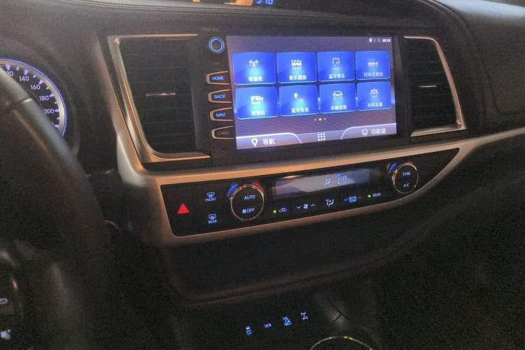 Used Toyota Highlander 2018 2.0T Four-Wheel Drive Knight Edition 7 Seats China VI Standard Audio And AC Panel