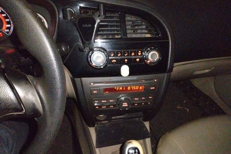 Used Soueast V3 Lingyue 2012 Revised Version 1.5L Manual Luxury Edition
