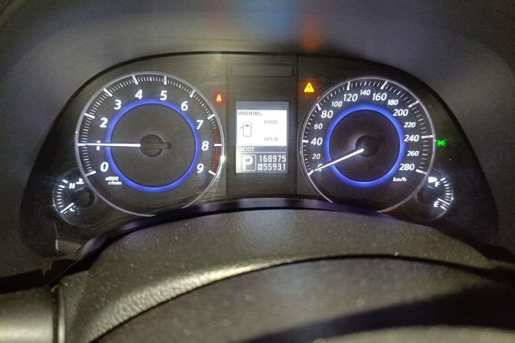 Used Infiniti QX70 2013 3.7L Standard Edition Odometer Close Up