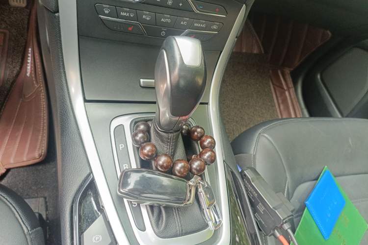 Used Ford Edge 2016 EcoBoost 245 Four-Wheel Drive Titanium Edition 7-Seater Gear Lever