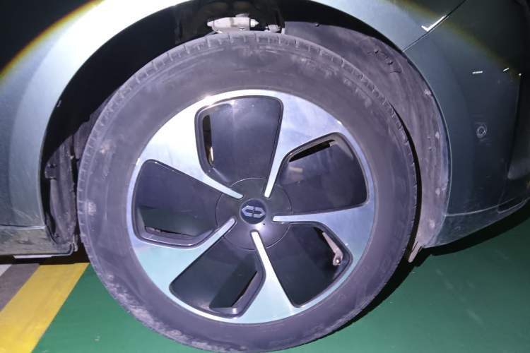 Used Hima AITO M5 2022 Pure Electric Rear-Drive Standard Edition Right Front Wheel Hub