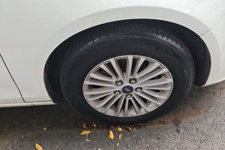 Used Ford Escort 2015 1.5L Automatic Comfort Edition Right Front Wheel Hub